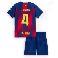 Echipament fotbal Barcelona Ronald Araujo #4 Tricou Acasa 2025-26 pentru copii maneca scurta (+ Pantaloni scurti)