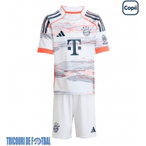 Echipament fotbal Bayern Munich Dayot Upamecano #2 Tricou Deplasare 2025-26 pentru copii maneca scurta (+ Pantaloni scurti)