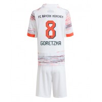 Echipament fotbal Bayern Munich Leon Goretzka #8 Tricou Deplasare 2025-26 pentru copii maneca scurta (+ Pantaloni scurti)