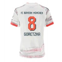 Echipament fotbal Bayern Munich Leon Goretzka #8 Tricou Deplasare 2025-26 pentru femei maneca scurta
