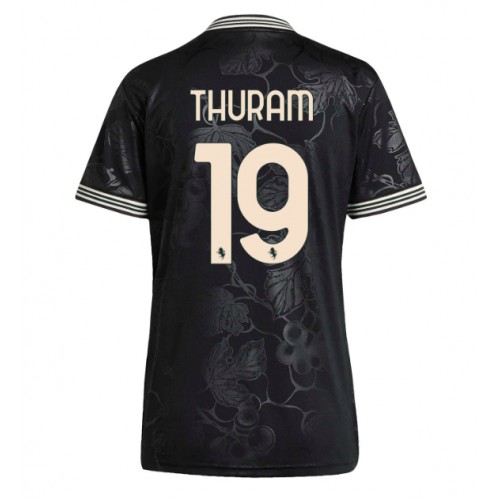 Echipament fotbal Juventus Khephren Thuram #19 Tricou Treilea 2025-26 pentru femei maneca scurta Echipament fotbal Juventus Khephren Thuram #19 Tricou Treilea 2025-26 pentru femei maneca scurta