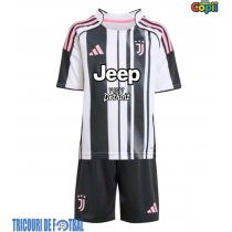 Echipament fotbal Juventus Lloyd Kelly #6 Tricou Acasa 2025-26 pentru copii maneca scurta (+ Pantaloni scurti)