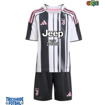 Echipament fotbal Juventus Weston McKennie #22 Tricou Acasa 2025-26 pentru copii maneca scurta (+ Pantaloni scurti)