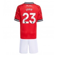 Echipament fotbal Manchester United Luke Shaw #23 Tricou Acasa 2025-26 pentru copii maneca scurta (+ Pantaloni scurti)