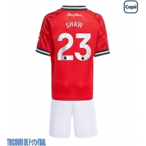 Echipament fotbal Manchester United Luke Shaw #23 Tricou Acasa 2025-26 pentru copii maneca scurta (+ Pantaloni scurti)
