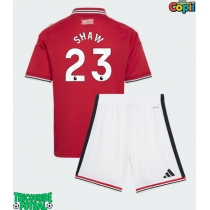 Echipament fotbal Manchester United Luke Shaw #23 Tricou Acasa 2026-27 pentru copii maneca scurta (+ Pantaloni scurti)